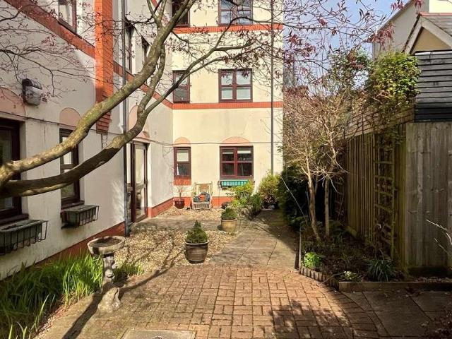 Flat for sale in Llanbadoc, Wales