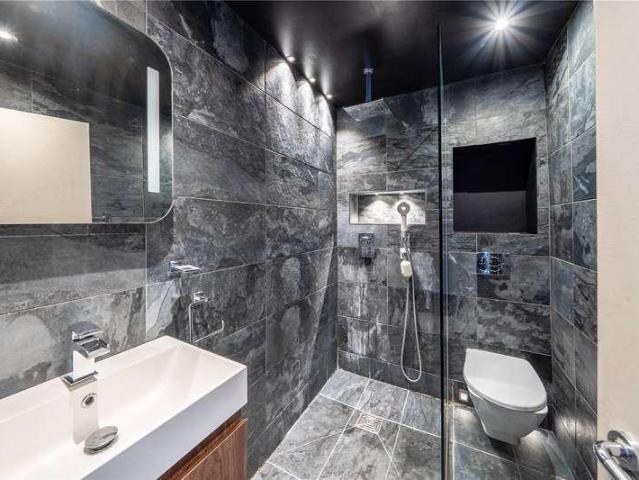 Flat for sale in Finsbury Park, Greater London