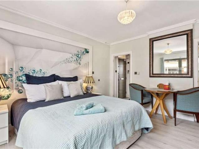 Flat for sale in Brompton, Greater London