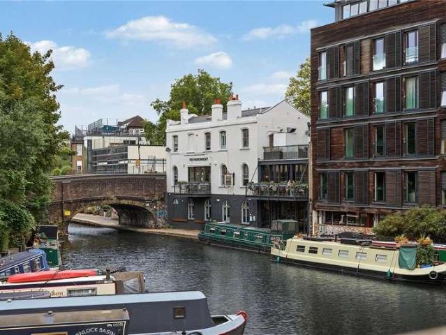 Flat for sale in London Borough of Hackney, Greater London