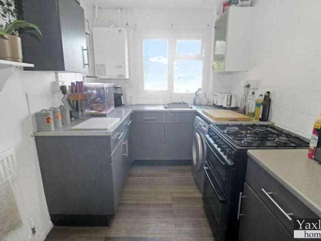 Flat for sale in Chipping Hill, Essex