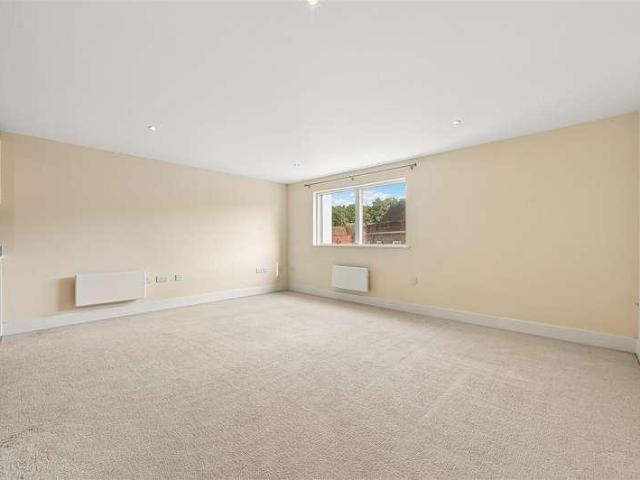Flat for sale in Epsom, Epsom and Ewell