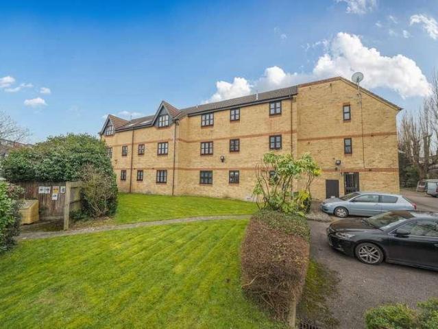 Flat for sale in Lane, Greater London