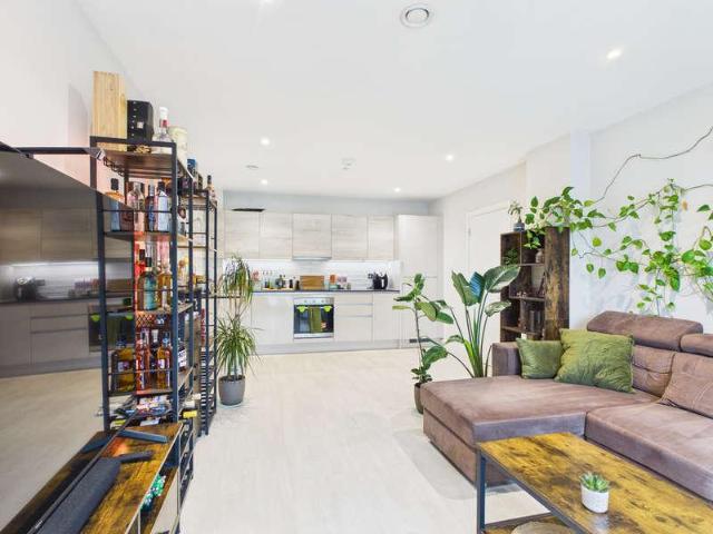 Flat for sale in Roffey, Horsham