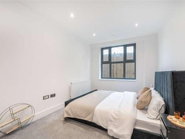 Flat for sale in Pinner, Eastcote