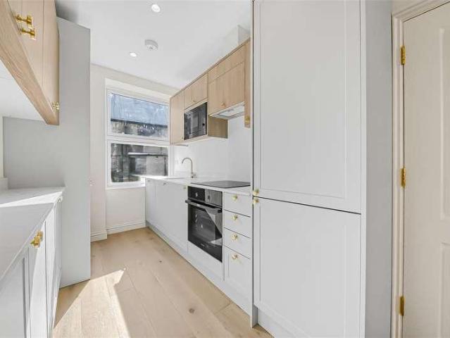 Flat for sale in Kilburn, Greater London