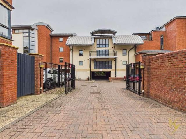 Flat for sale in Diglis, Worcestershire