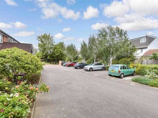 Flat for sale in Ivy Chimneys, Epping