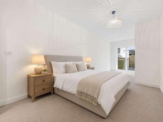 Flat for sale in Kilburn, Greater London