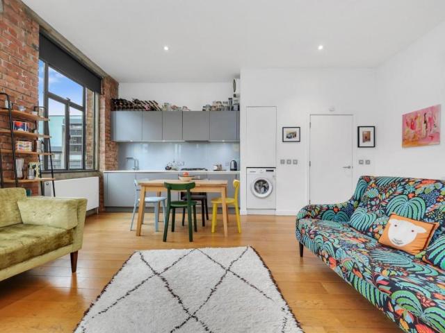 Flat for sale in Bethnal Green, Greater London