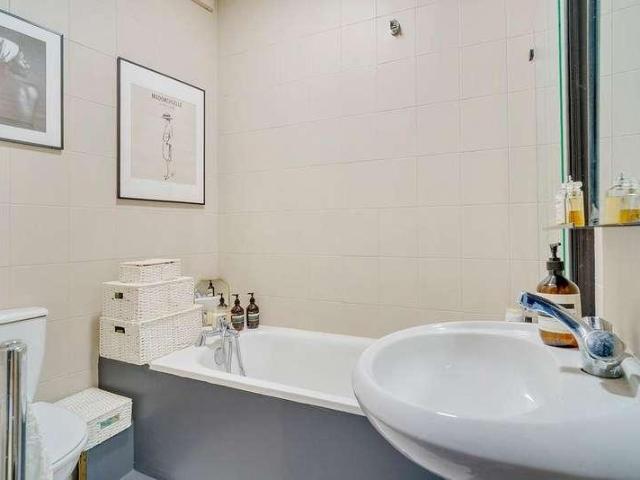 Flat for sale in Fulham, Greater London
