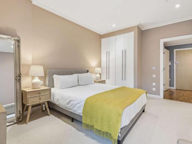 Flat for sale in Isle Of Dogs, Greater London