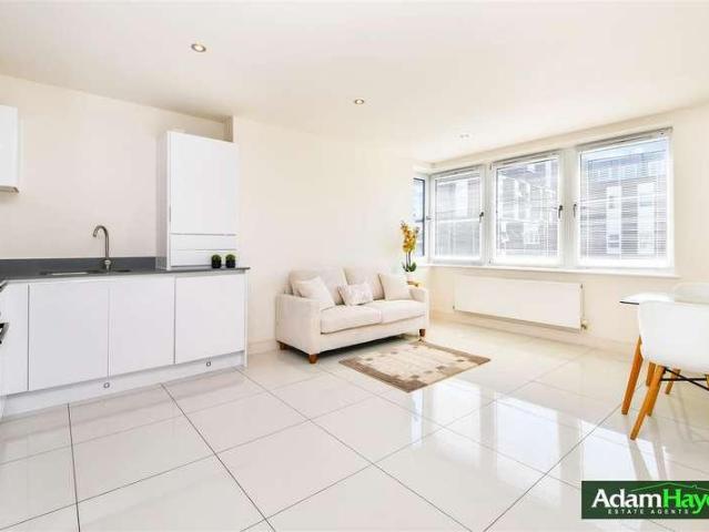 Flat for sale in North Finchley, Greater London