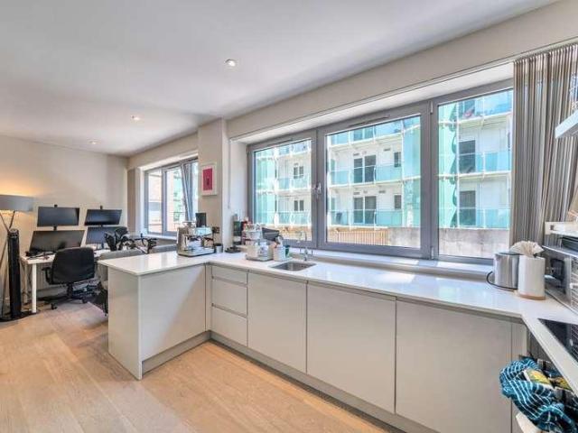 Flat for sale in New Barnet, Greater London