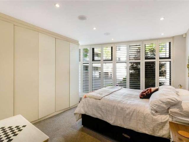 Flat for sale in Nunhead, Greater London