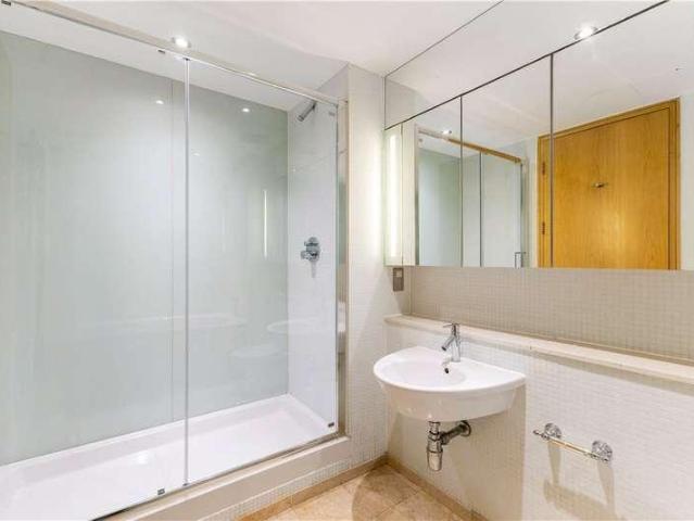 Flat for sale in Bermondsey, Greater London