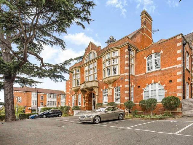 Flat for sale in Norbiton, Greater London