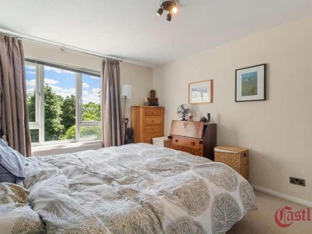 Flat for sale in London Borough of Islington, Greater London