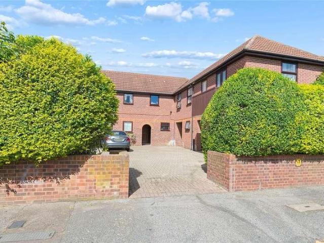 Flat for sale in Rush Green, Greater London