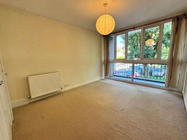 Flat for sale in Woodside Park, Greater London