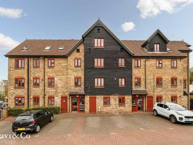 Flat for sale in London Borough of Hounslow, Greater London