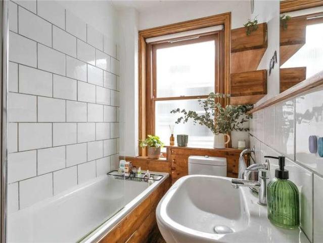 Flat for sale in Shacklewell, Greater London