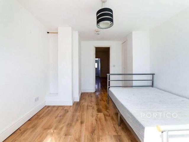 Flat for sale in Loxford, Seven Kings