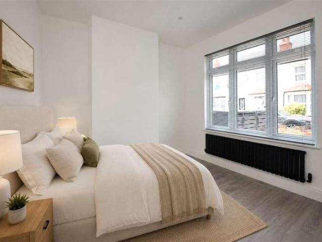 Flat for sale in Worcester Park, Greater London