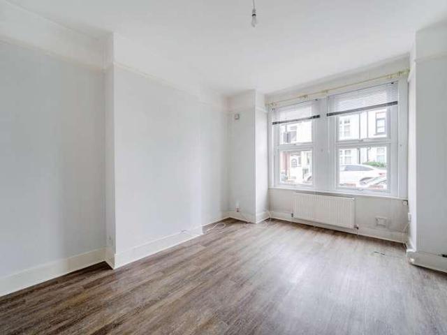 Flat for sale in Shepherd's Bush, Greater London