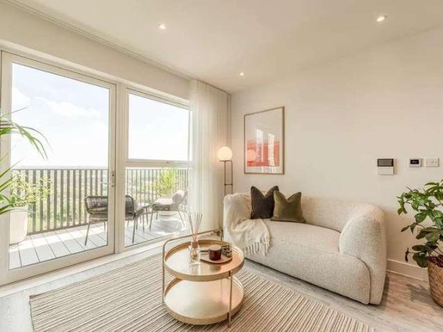 Flat for sale in London Borough of Hounslow, Strand