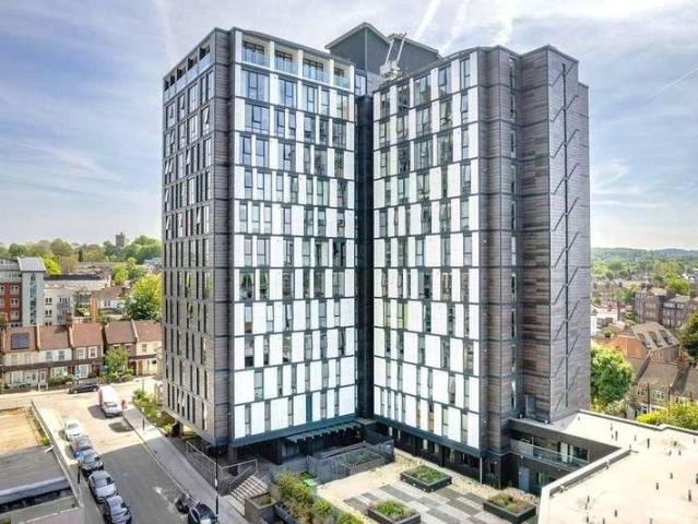 Flat for sale in London Borough of Croydon, Waddon