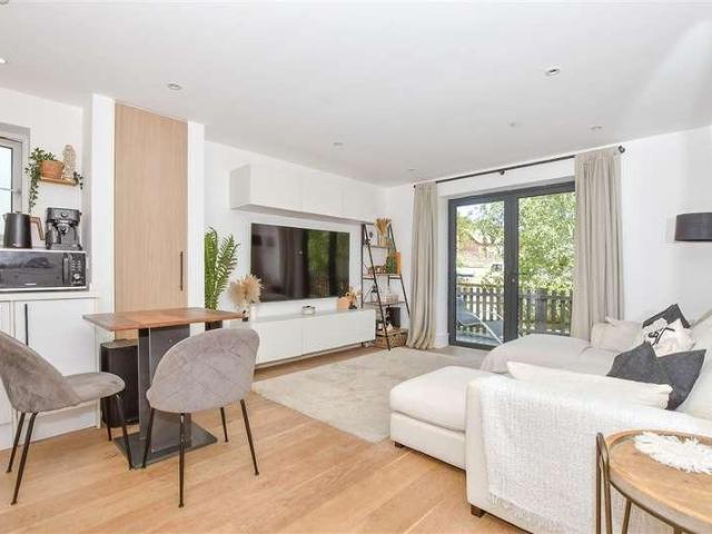 Flat for sale in Red Hill, Surrey