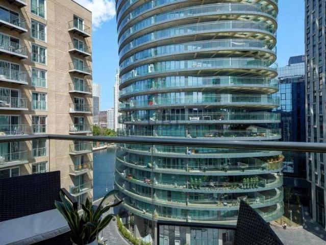 Flat for sale in Isle Of Dogs, Greater London