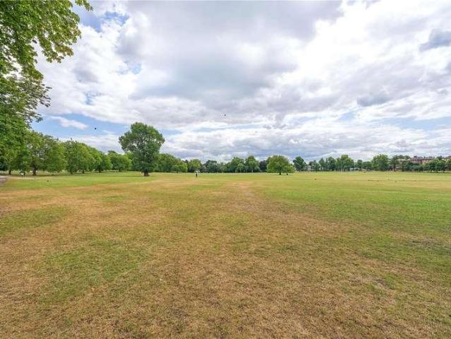 Flat for sale in Nunhead, Greater London