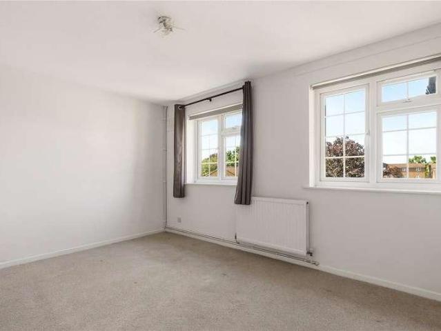 Flat for sale in Balham, Greater London