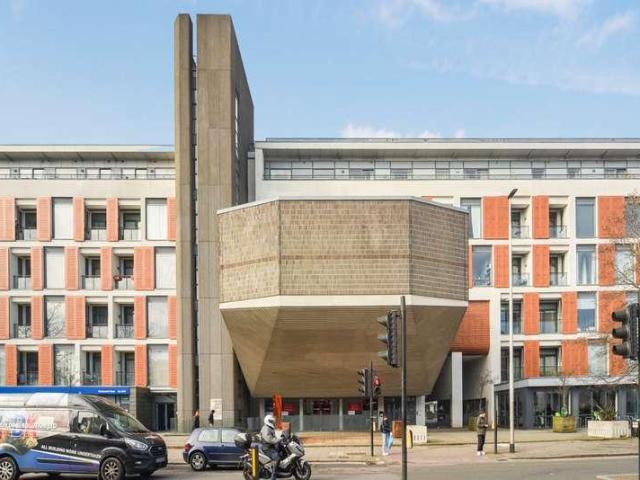 Flat for sale in Stockwell, Greater London