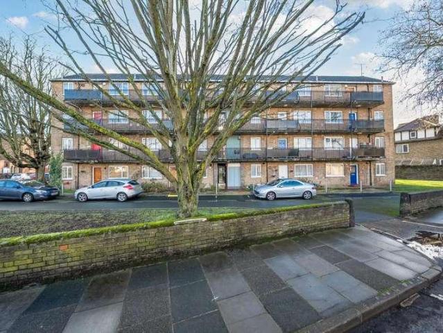 Flat for sale in North Sheen, Greater London