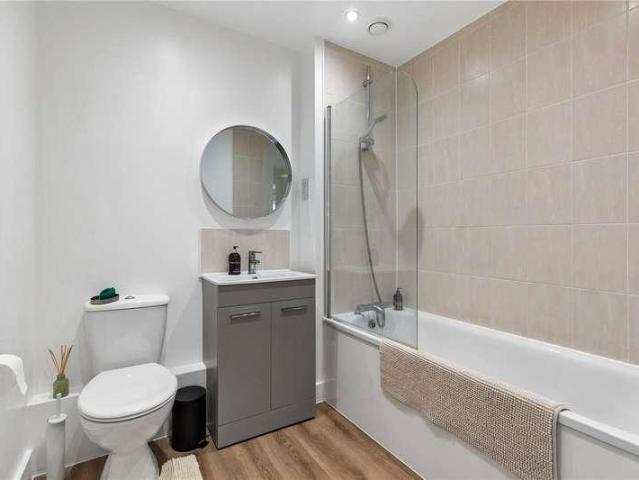 Flat for sale in Summerstown, Greater London