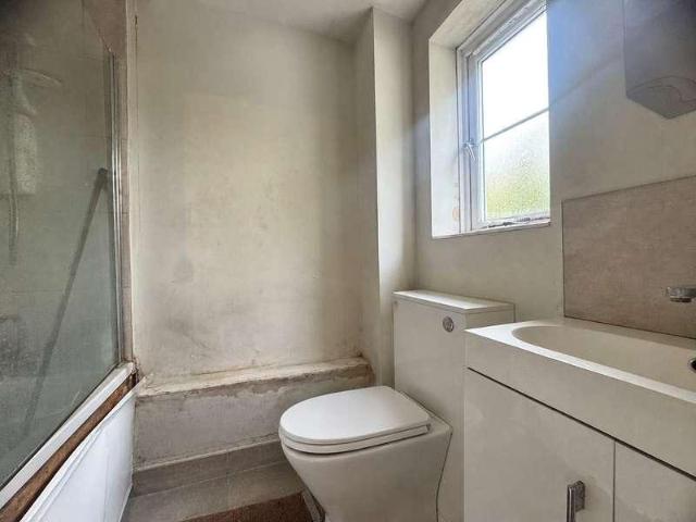 Flat for sale in Cove West Heath, Rushmoor