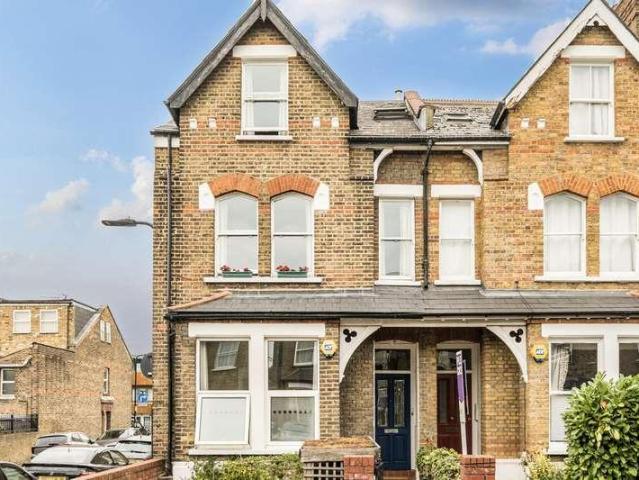 Flat for sale in London Borough of Ealing, Greater London