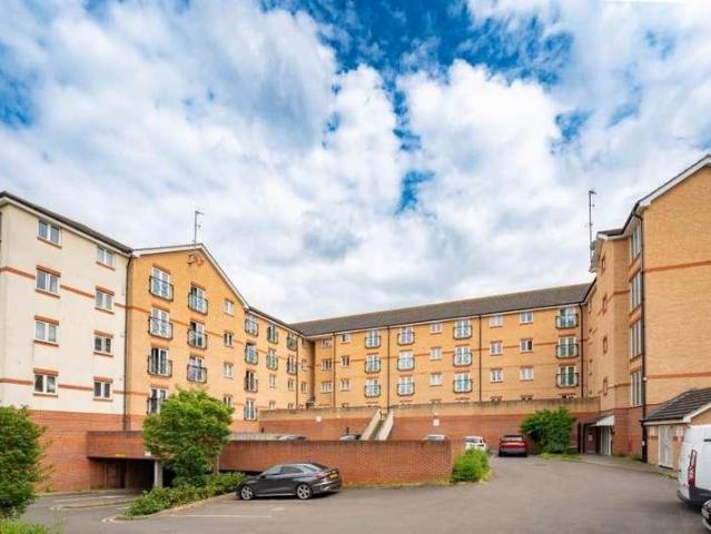Flat for sale in London Borough of Ealing, Greenford