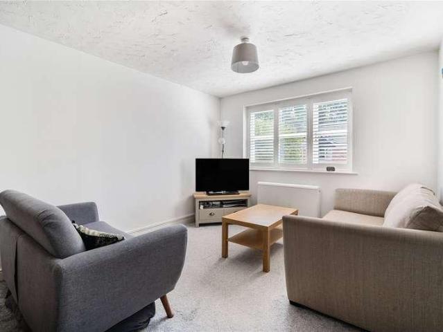 Flat for sale in Surbiton, Tolworth