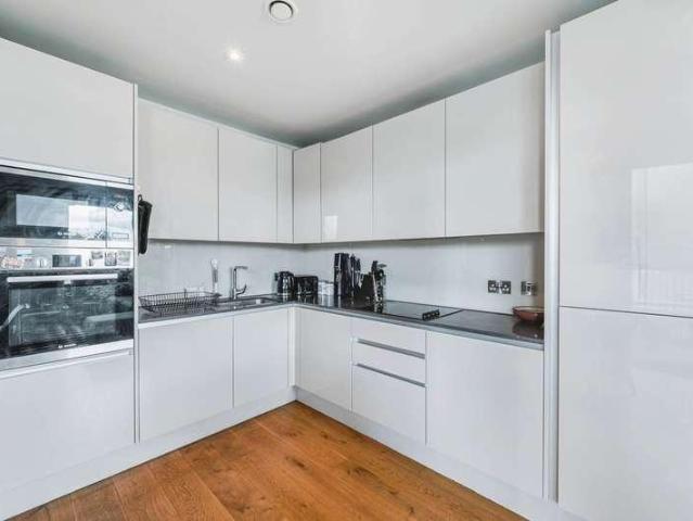 Flat for sale in London Borough of Hounslow, Greater London