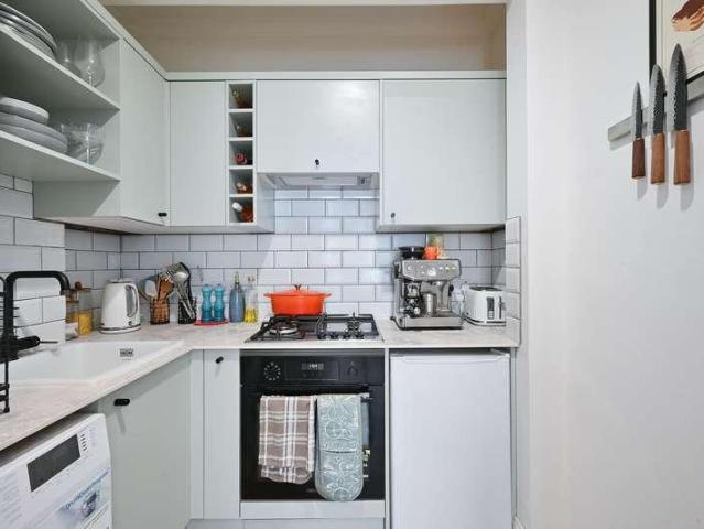 Flat for sale in Berrylands, Greater London