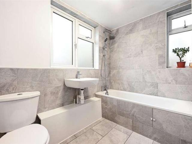 Flat for sale in Shepherd's Bush, Greater London