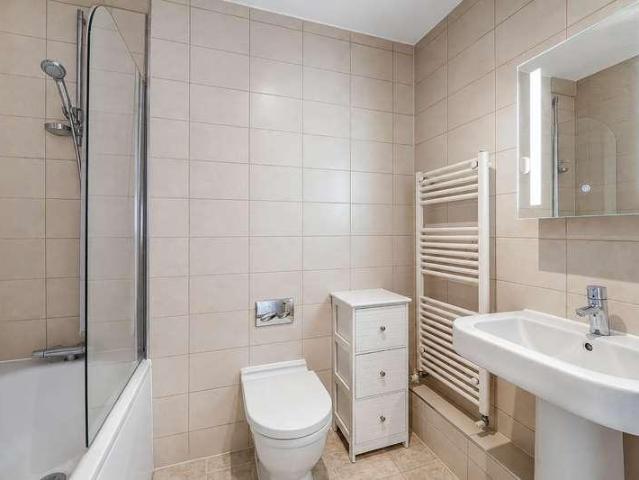 Flat for sale in Worcester Park, Greater London