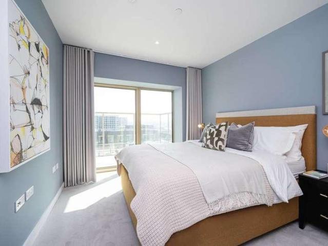 Flat for sale in E16, London