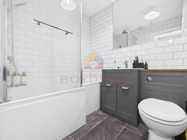 Flat for sale in Chipping Hill, Essex