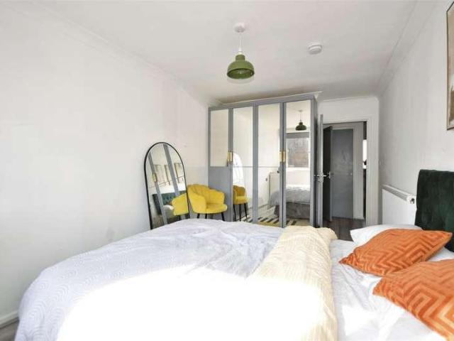 Flat for sale in Brentford Dock, Greater London