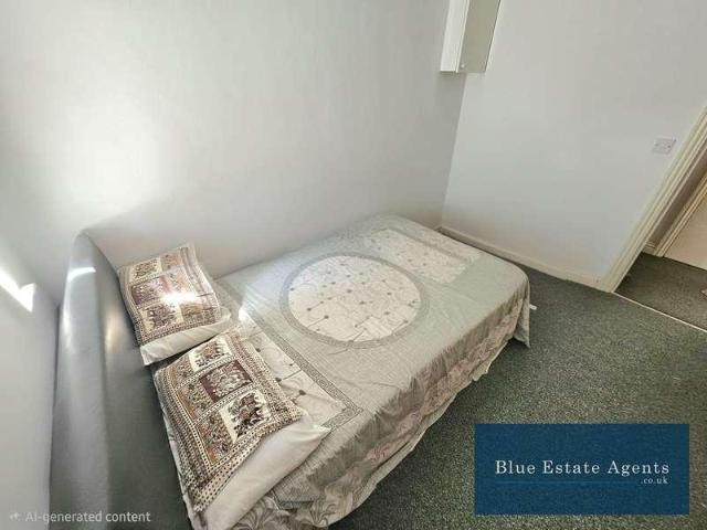 Flat for sale in London Borough of Hounslow, Greater London